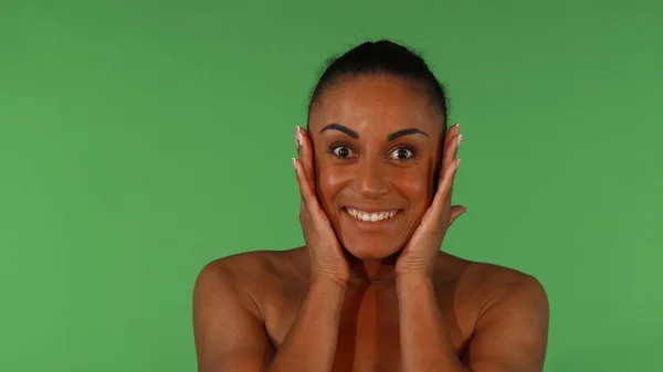 Estúdio tiro de uma bela mulher africana olhando surpreso — Fotografia de Stock