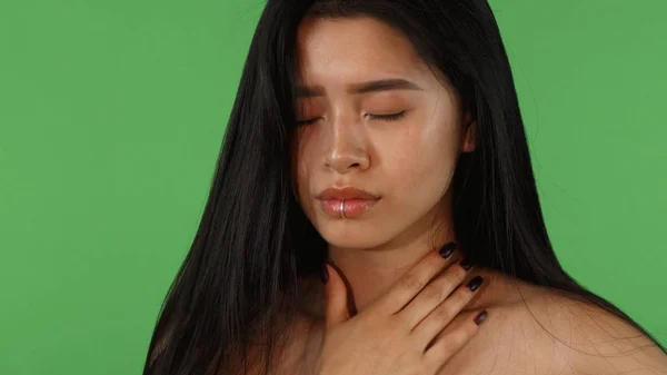 Bella donna asiatica sensazione di malessere e tosse sul cromakey verde — Foto Stock