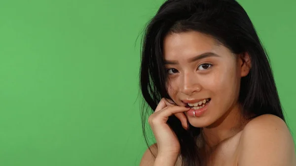 Mulher asiática deslumbrante sorrindo para a câmera — Fotografia de Stock