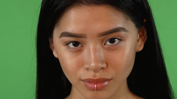 Gyönyörű fiatal ázsiai nő, ajak piercing, mosolyog a kamerába — Stock Fotó