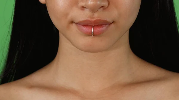 Yüzük dudak piercing ile kadın dudaklar