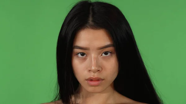 Фото великолепной азиатки, трогающей ее лицо — стоковое фото