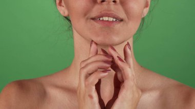 Genç kadın sevinçle, yüzüne hafifçe gülümseyerek