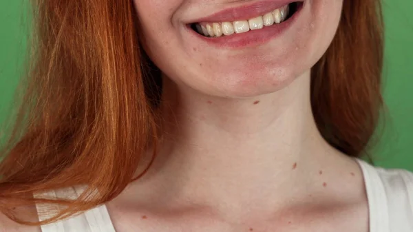 Wanita berambut merah tersenyum bahagia di latar belakang kromakey hijau — Stok Foto