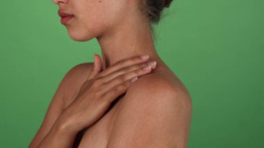 Genç kadın omzunu sensually dokunmadan