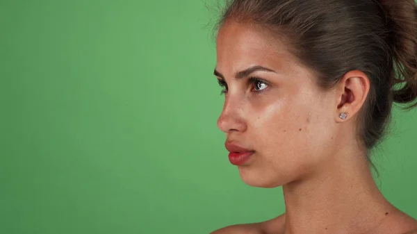 Студійний знімок красивої молодої жінки з бездоганною шкірою, що дивиться на камеру — стокове фото