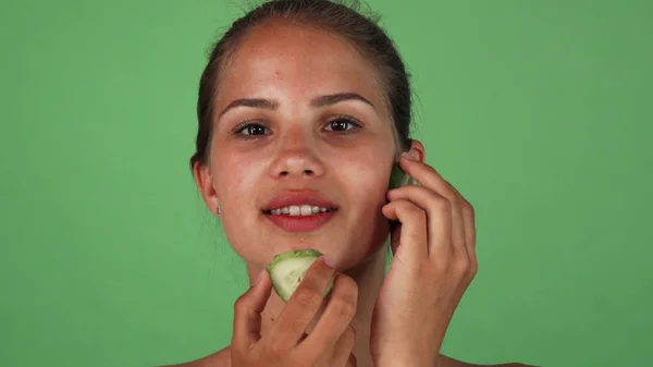Splendida donna massaggiare il viso con fette di cetriolo — Foto Stock