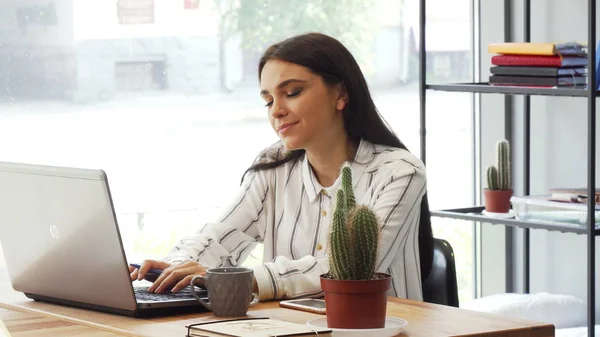Привлекательная молодая бизнесвумен наслаждается работой в своем офисе — стоковое фото