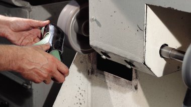 Zanaat değirmeni makinede çalışan bir kunduracı kadeh kayar