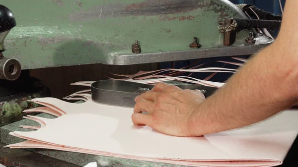 Handwerker mit Einlegesohlenschneidemaschine bei der Schuhherstellung — Stockfoto