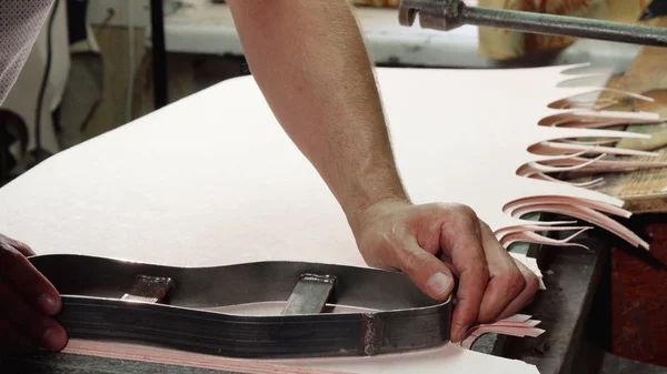 Schoenmaker inlegzool snijmachine gebruiken tijdens zijn workshop — Stockfoto