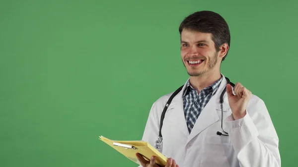 Красивый врач-мужчина, имеющий идею во время изучения документов — стоковое фото