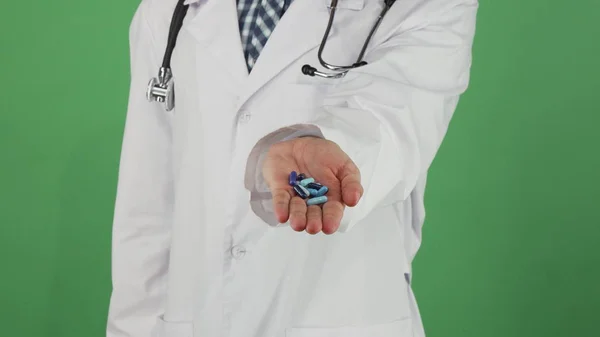 Медицинский работник держит таблетки перед камерой — стоковое фото