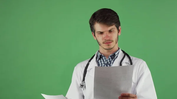 Ελκυστικό αρσενικό ιατρός έλεγχος ιατρικών εγγράφων — Φωτογραφία Αρχείου