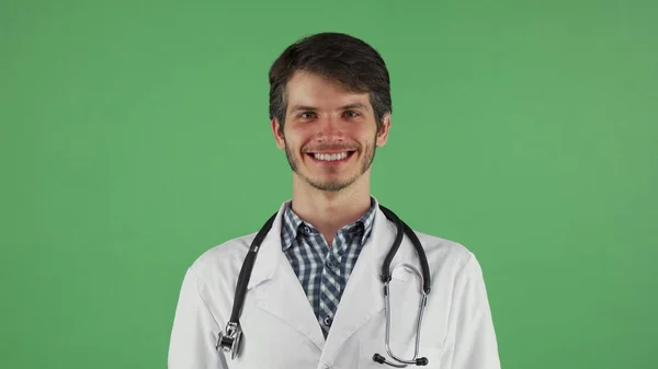 Chromakey kameraya gülümseyen mutlu erkek doktor — Stok fotoğraf