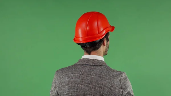 Vista trasera de un hombre de negocios poniéndose un sombrero protector —  Fotos de Stock