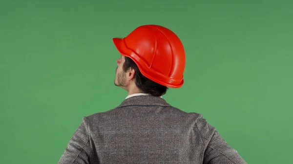 Portret Widok tyłu wykonawca ubrany robotnik patrząc na zielony ekran — Zdjęcie stockowe