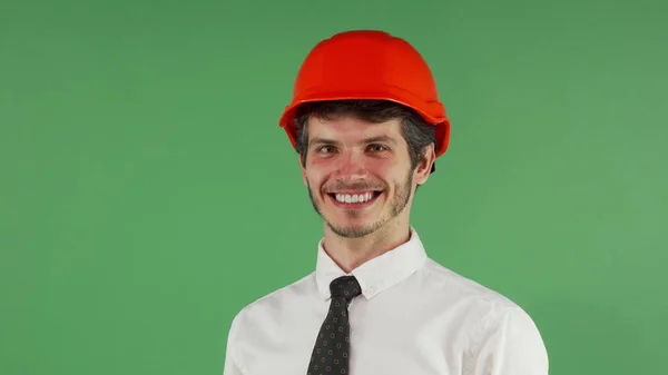 Veselý muž inženýr s úsměvem, že na jeho bezpečnostní přilba — Stock fotografie