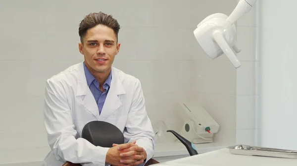 Красивий професійний стоматолог позує в своєму офісі — стокове фото