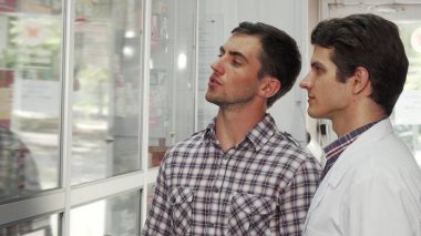 Yakışıklı delikanlı eczanede alışveriş