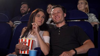 Mutlu çift sinema komedi filmi izlerken gülmekten