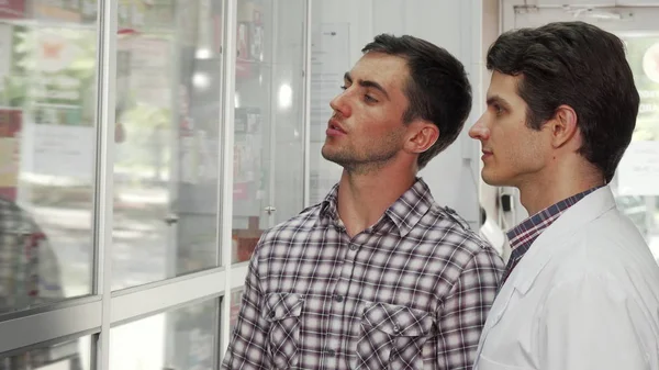 Yakışıklı delikanlı eczanede alışveriş