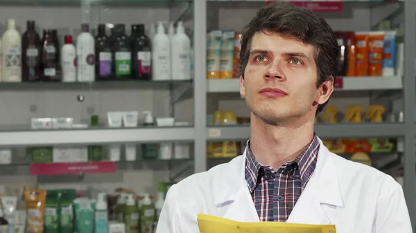 Мужчина-фармацевт проводит инвентаризацию в аптеке — стоковое фото