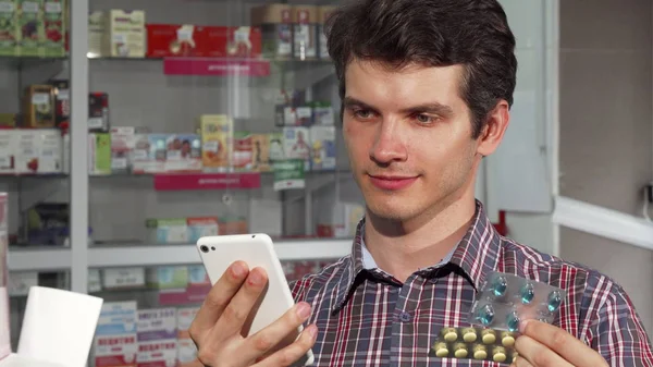 약국에서 구입 하는 젊은 남자 — 스톡 사진