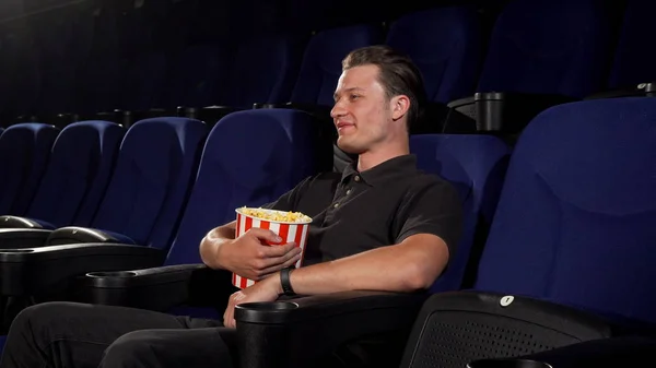 Jovem alegre bonito homem convidando você para se juntar a ele no cinema — Fotografia de Stock