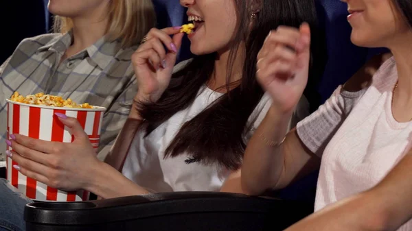 Três amigas assistindo filmes no cinema — Fotografia de Stock