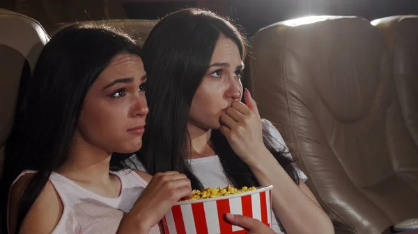 Beskuren Bild Två Unga Vackra Kvinnor Äta Popcorn Medan Tittar — Stockfoto