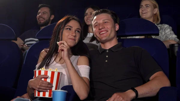 Casal feliz rindo enquanto assiste filme de comédia no cinema — Fotografia de Stock