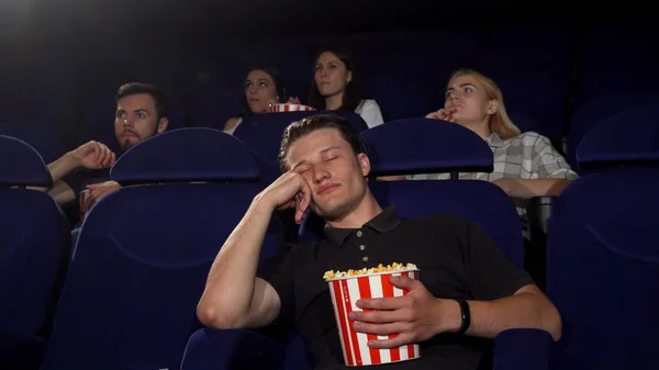 Bonito homem adormecendo durante o filme no cinema — Fotografia de Stock
