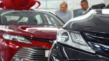 Yeni bir otomobil galerisinde alışveriş çift