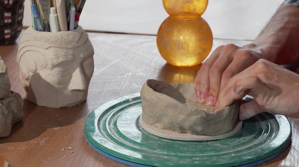 Keramikkünstler formt Ton, schafft eine Schale in seiner Werkstatt — Stockfoto