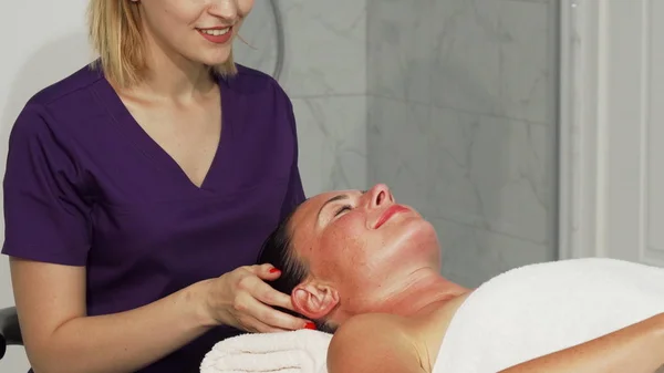 Relajado happe mujer recibiendo masaje en la cabeza en el centro de spa — Foto de Stock