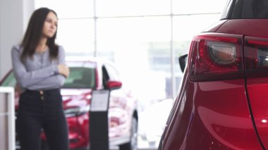 Kadın müşteri yeni bir araba Bayilik salon seçimi