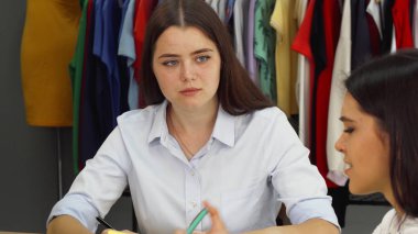 Moda tasarımcıları birlikte modern ofiste çalışan