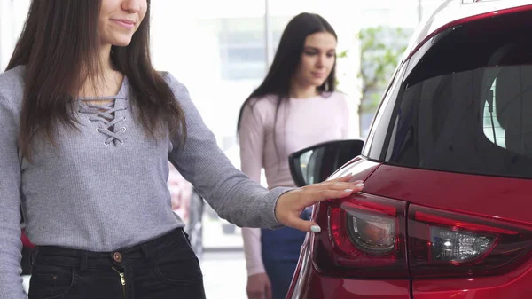 Schüsse auf zwei Frauen im Autohaus — Stockfoto