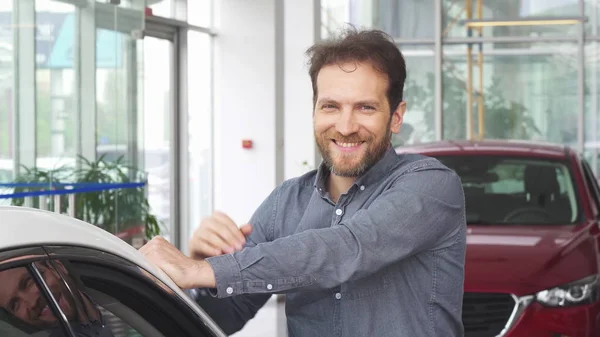 Reifer glücklicher schöner Mann posiert mit seinem neuen Automobil — Stockfoto