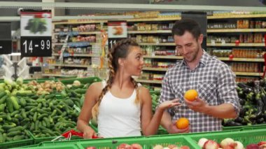 Genç çift için yiyecek süpermarkette alışveriş
