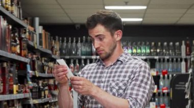 Adam süpermarkette alışveriş fatura ödeme sonra perişan görünüyor