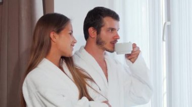 Birlikte Vitrinlere bakıyor ve konuşmak güzel çift