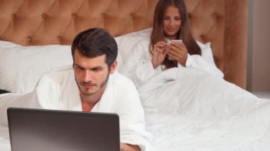 Otel odasında onun dizüstü bilgisayarda çalışan yakışıklı adam