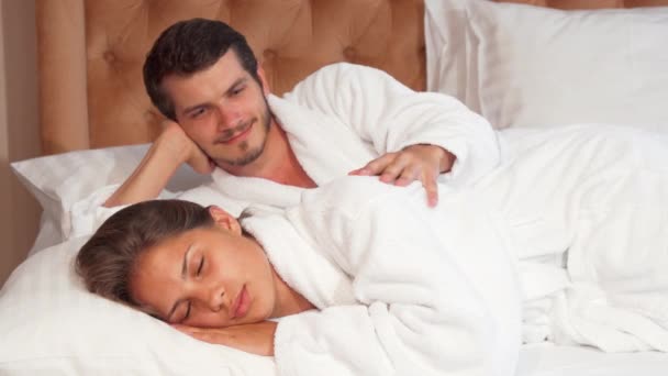 Прекрасная пара спит в своей постели вместе — стоковое видео