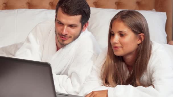 Felice coppia sorridente alla fotocamera nella loro suite luna di miele — Video Stock