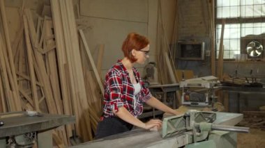 Kadın marangoz onun atölyesinde güç araçlarını kullanma