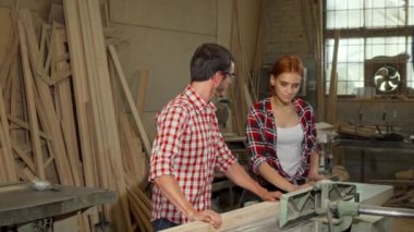 İki genç marangoz ahşap mobilya imalatı, yapıyor
