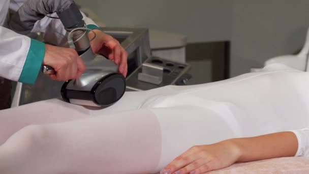 Prachtige jonge vrouw met Lpg massage sessie bij cosmetologie kliniek — Stockvideo