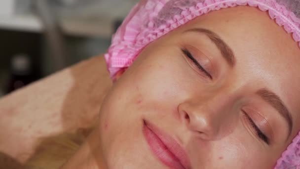 Jovem recebendo tratamento facial no salão de cosmetologia — Vídeo de Stock